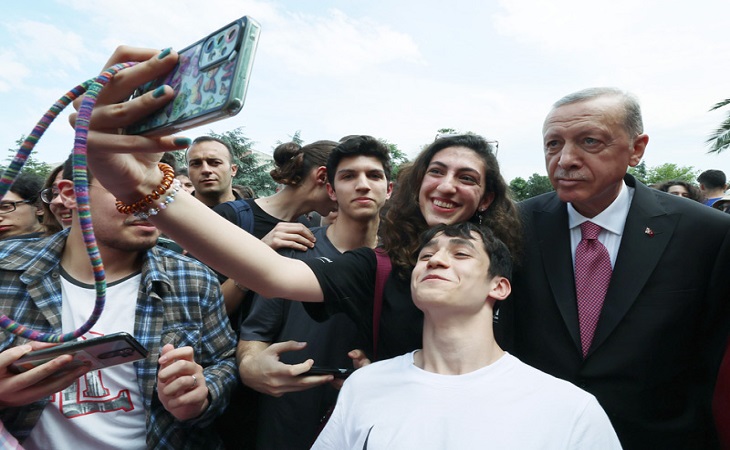 BÜYÜK BİR GÜVENLE BAKIYORUZ